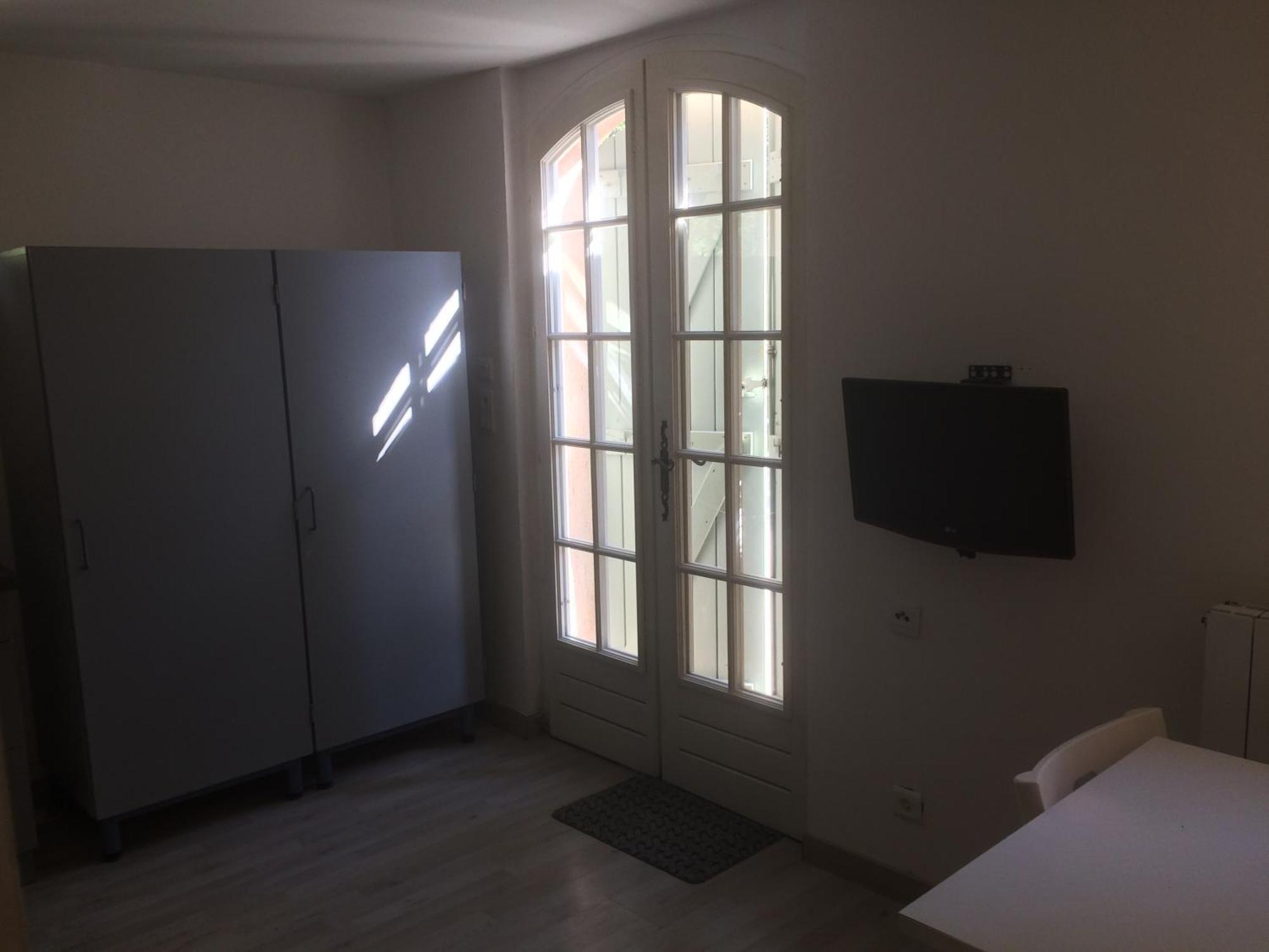 Apartment Independant En Rdc De Villa, Parking Pertuis